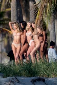 Josephine Skriver, Romee Strijd, Lais Ribeiro, Elsa Hosk Jasmine Tookes On Set For Victoria’s Secret In Miam…