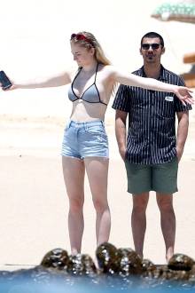 Sophie Turner – Sexy In Shorts